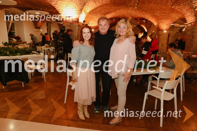  Regina Kogoj, pevka;  Iztok Kordiš, direktor Waldorfske šole;  Evita Leskovšek, zdravnicaPletenje adventnih venčkov z znanimi gosti na Waldorfski šoli v Ljubljani 2022