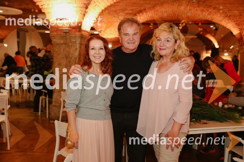  Regina Kogoj, pevka;  Iztok Kordiš, direktor Waldorfske šole;  Evita Leskovšek, zdravnicaPletenje adventnih venčkov z znanimi gosti na Waldorfski šoli v Ljubljani 2022