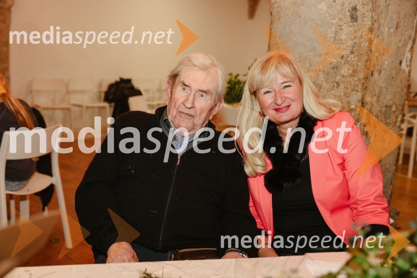  Jurij  Souček, igralec;  Tanja Babnik, ravnateljica, Waldorfska šola LjubljanaPletenje adventnih venčkov z znanimi gosti na Waldorfski šoli v Ljubljani 2022