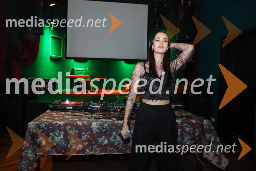  Gaja Prestor, pevkaEGO, ekskluzivna premiera novega videa Gaje Prestor