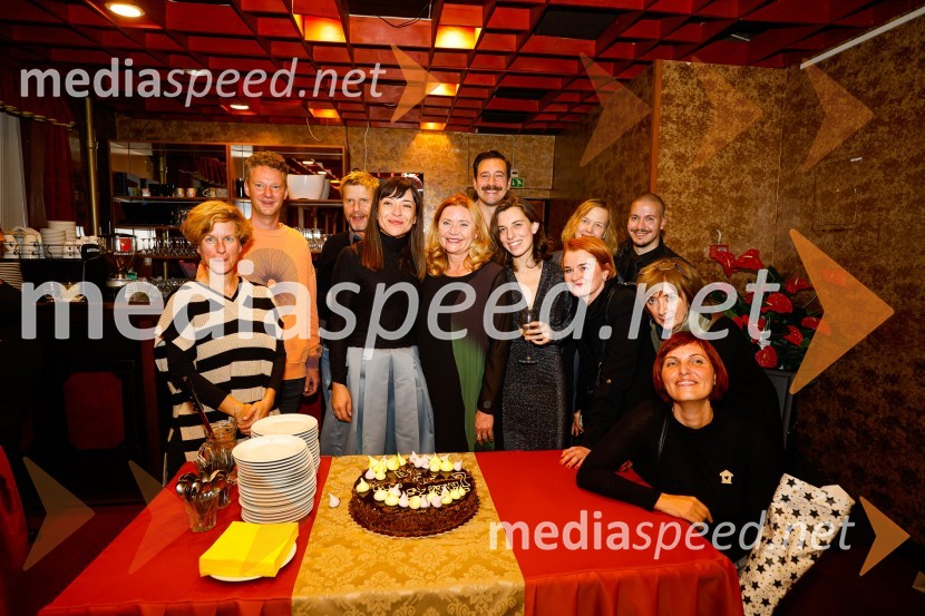  Polona Janežič, glasbenica;  ... ;  Borut  Veselko, igralec;  Anđelka Nikolić, dramaturginja;  Vesna  Jevnikar, igralka;  Miha Rodman, igralec;  Tina Resman, igralka;  Tina Bonča, kostumografinja;  Vita Osojnik, svetovalka za gib, Prešernovo gledališče Kranj;  ... ;  Maja Cerar, lektorica;  Simona  Hamer, dramaturginja, dobitnica nagrade Gašperja TičaDA ME JE STRAH?, premiera drame, Prešernovo gledališče Kranj