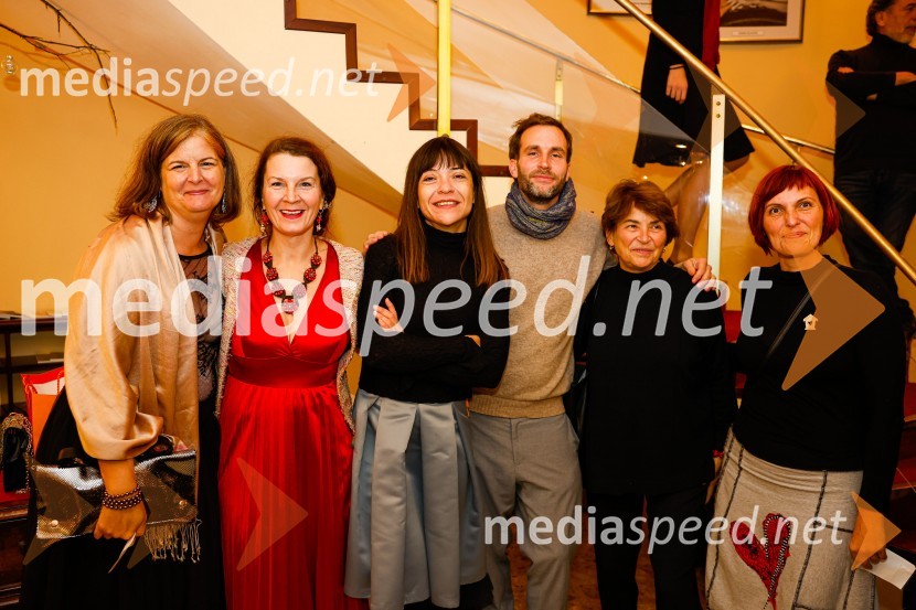  Taja Abolena;  Suzana Grau, igralka;  Anđelka Nikolić, dramaturginja;  ... ;  ... ;  Simona  Hamer, dramaturginja, dobitnica nagrade Gašperja TičaDA ME JE STRAH?, premiera drame, Prešernovo gledališče Kranj