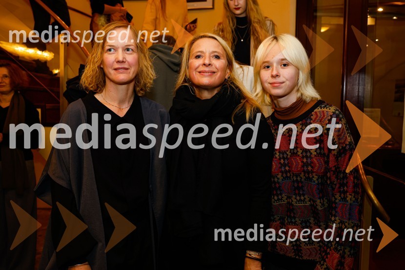  Tina Bonča, kostumografinja;  Tatjana Doma, dramaturginja SLG Celje;  Lola DomaDA ME JE STRAH?, premiera drame, Prešernovo gledališče Kranj