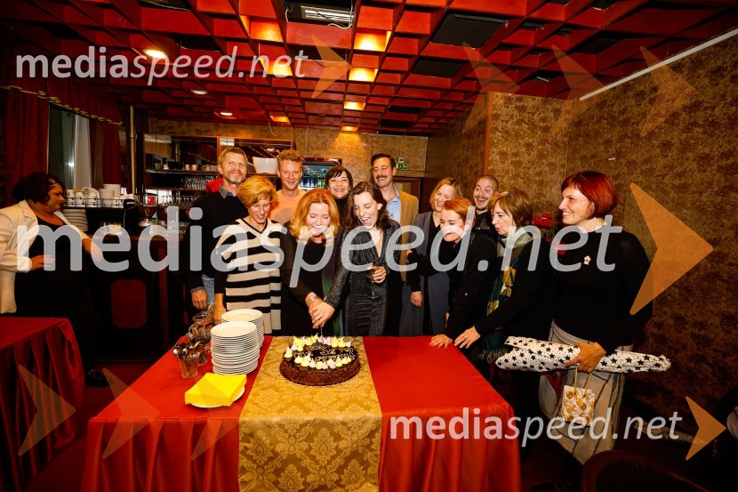  Borut  Veselko, igralec;  Polona Janežič, glasbenica;  ... ;  Vesna  Jevnikar, igralka;  Anđelka Nikolić, dramaturginja;  Tina Resman, igralka;  Miha Rodman, igralec;  Tina Bonča, kostumografinja;  Vita Osojnik, svetovalka za gib, Prešernovo gledališče Kranj;  ... ;  Maja Cerar, lektorica;  Simona  Hamer, dramaturginja, dobitnica nagrade Gašperja TičaDA ME JE STRAH?, premiera drame, Prešernovo gledališče Kranj