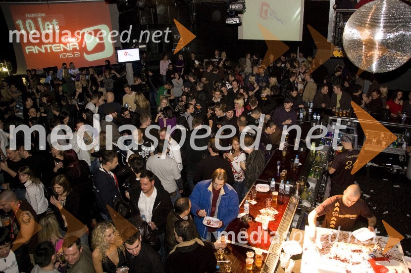 ObiskovalciZabava ob 10-letnici Radia Antena