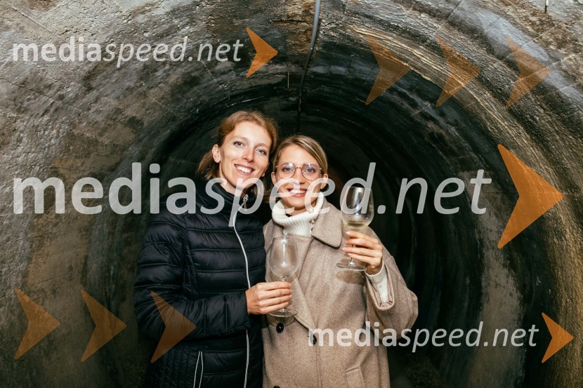  Metka Čus, Turistična kmetija Vrbnjak;  Maja Vrbnjak, Turistična kmetija VrbnjakVinska pot v rovih pod starim Kranjem 2022, sobota 2