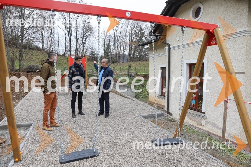  Janez Černe, podžupan Mestne občine Kranj;  Matjaž Rakovec, župan Mestne občine Kranj;  ... Odprtje novih otroških igral v občini Kranj