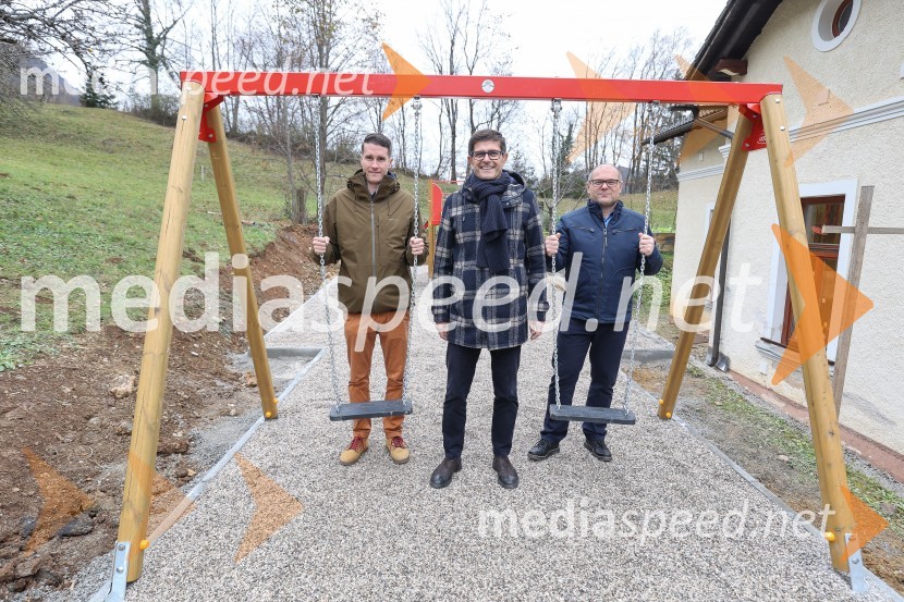  Janez Černe, podžupan Mestne občine Kranj;  Matjaž Rakovec, župan Mestne občine Kranj;  ... Odprtje novih otroških igral v občini Kranj