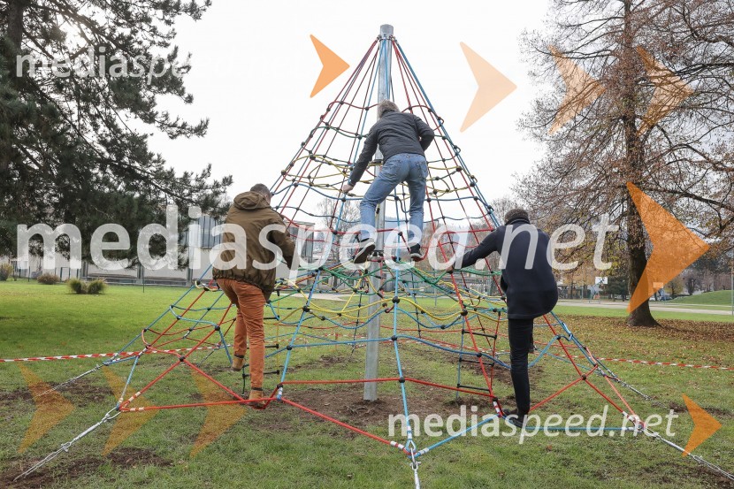 Janez Černe, podžupan Mestne občine Kranj;  ... ;  Matjaž Rakovec, župan Mestne občine KranjOdprtje novih otroških igral v občini Kranj