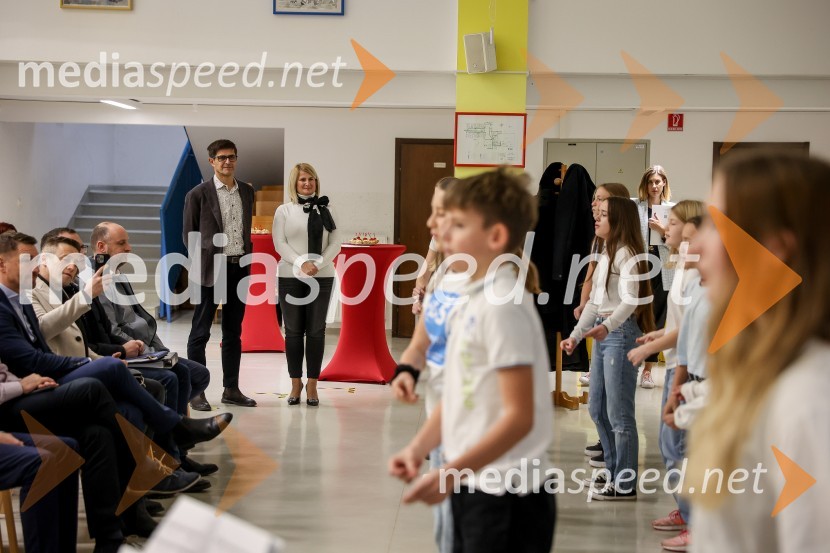  Matjaž Rakovec, župan Mestne občine Kranj;  Janja Sršen, ravnateljica, OŠ Predoslje KranjPredstavitev pametne razsvetljave na OŠ Predoslje v Kranju