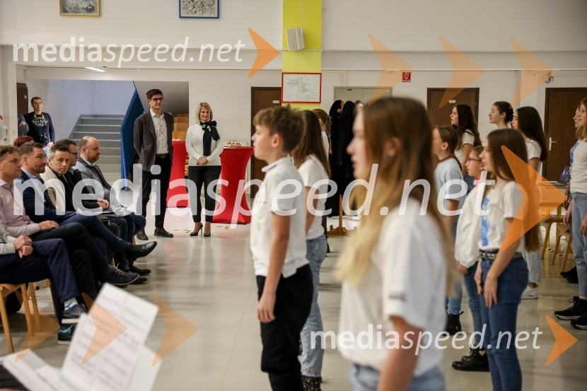  Matjaž Rakovec, župan Mestne občine Kranj;  Janja Sršen, ravnateljica, OŠ Predoslje KranjPredstavitev pametne razsvetljave na OŠ Predoslje v Kranju