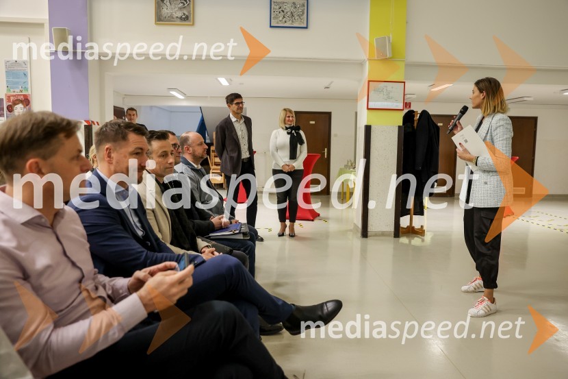  Matjaž Rakovec, župan Mestne občine Kranj;  Janja Sršen, ravnateljica, OŠ Predoslje Kranj;  Petra Jošt Tršan, stiki z javnostjo, MOKPredstavitev pametne razsvetljave na OŠ Predoslje v Kranju