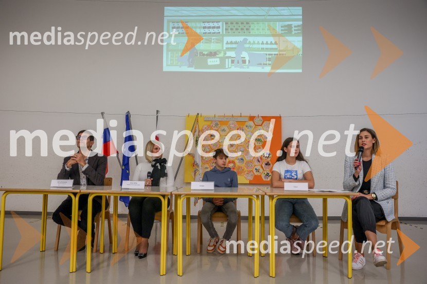  Matjaž Rakovec, župan Mestne občine Kranj;  Janja Sršen, ravnateljica, OŠ Predoslje Kranj;  ... ;  ... ;  Petra Jošt Tršan, stiki z javnostjo, MOKPredstavitev pametne razsvetljave na OŠ Predoslje v Kranju