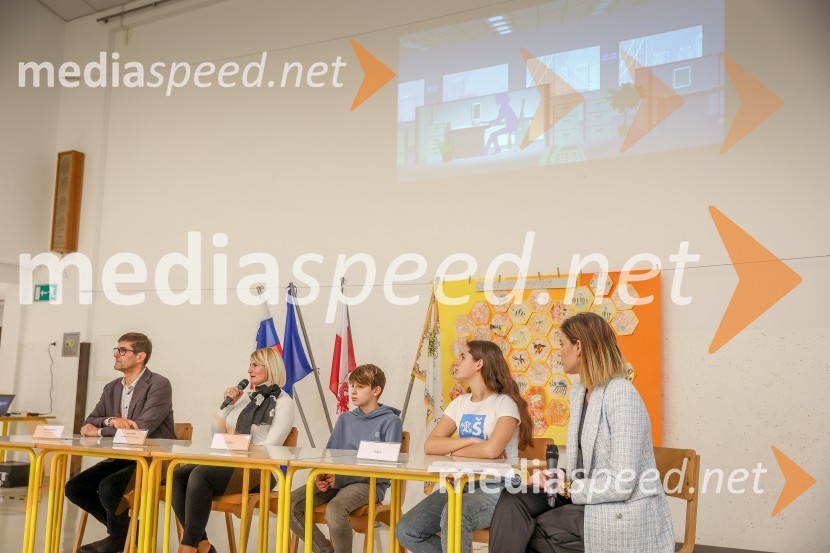  Matjaž Rakovec, župan Mestne občine Kranj;  Janja Sršen, ravnateljica, OŠ Predoslje Kranj;  ... ;  ... ;  Petra Jošt Tršan, stiki z javnostjo, MOKPredstavitev pametne razsvetljave na OŠ Predoslje v Kranju