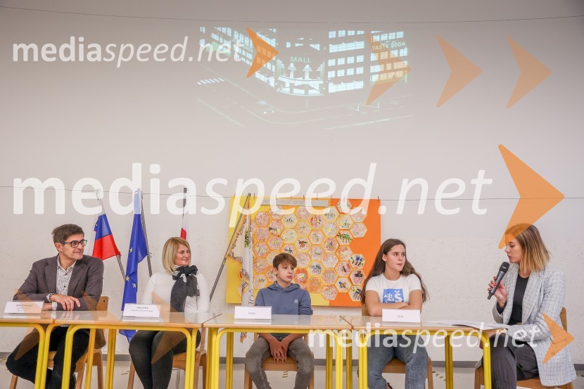  Matjaž Rakovec, župan Mestne občine Kranj;  Janja Sršen, ravnateljica, OŠ Predoslje Kranj;  ... ;  ... ;  Petra Jošt Tršan, stiki z javnostjo, MOKPredstavitev pametne razsvetljave na OŠ Predoslje v Kranju