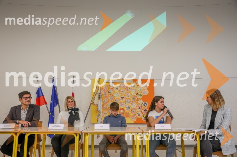  Matjaž Rakovec, župan Mestne občine Kranj;  Janja Sršen, ravnateljica, OŠ Predoslje Kranj;  ... ;  ... ;  Petra Jošt Tršan, stiki z javnostjo, MOKPredstavitev pametne razsvetljave na OŠ Predoslje v Kranju