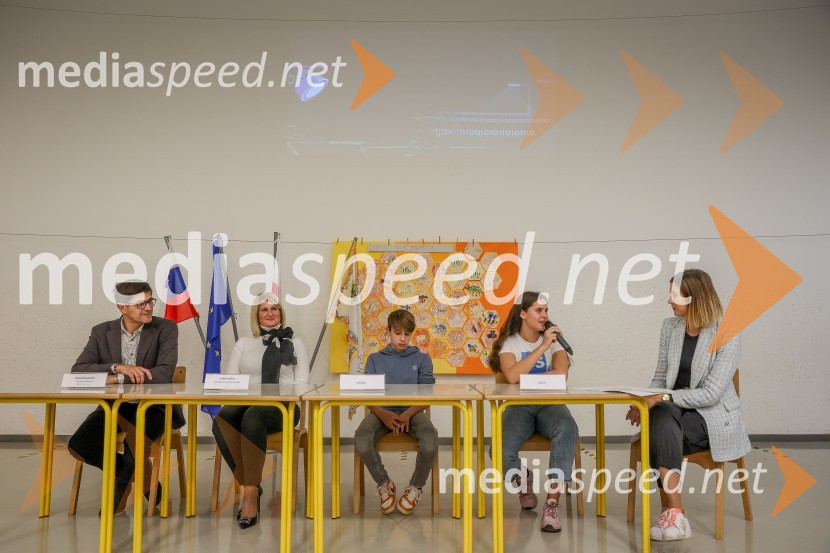  Matjaž Rakovec, župan Mestne občine Kranj;  Janja Sršen, ravnateljica, OŠ Predoslje Kranj;  ... ;  ... ;  Petra Jošt Tršan, stiki z javnostjo, MOKPredstavitev pametne razsvetljave na OŠ Predoslje v Kranju