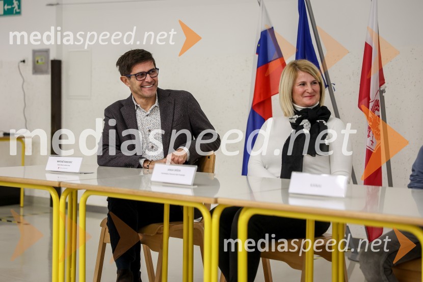  Matjaž Rakovec, župan Mestne občine Kranj;  Janja Sršen, ravnateljica, OŠ Predoslje KranjPredstavitev pametne razsvetljave na OŠ Predoslje v Kranju