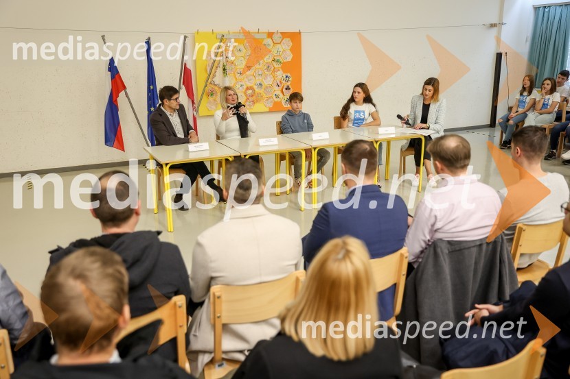  Matjaž Rakovec, župan Mestne občine Kranj;  Janja Sršen, ravnateljica, OŠ Predoslje Kranj;  ... ;  ... ;  Petra Jošt Tršan, stiki z javnostjo, MOKPredstavitev pametne razsvetljave na OŠ Predoslje v Kranju