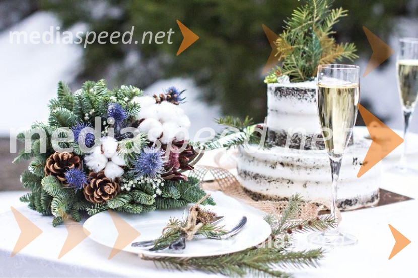 Ležalniki in vrtne mize ustvarjajo popoln prostor za sprostitev tudi pozimi