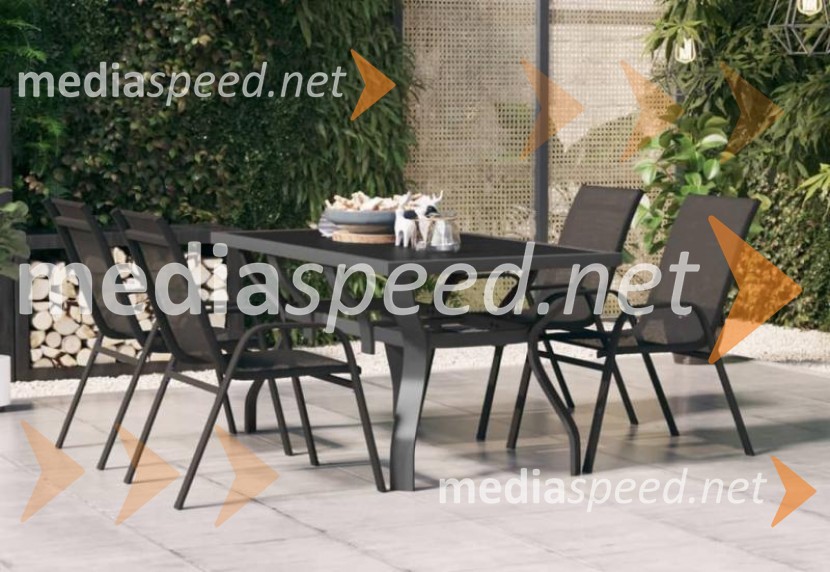 Ležalniki in vrtne mize ustvarjajo popoln prostor za sprostitev tudi pozimi