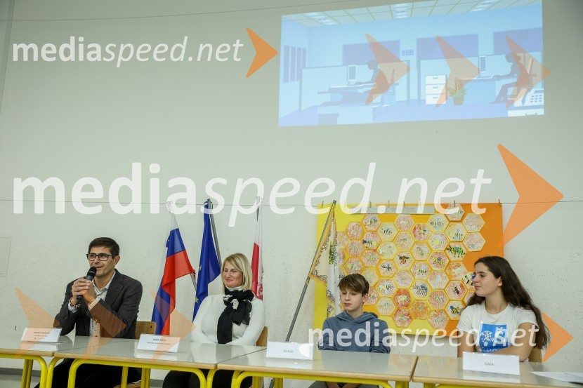  Matjaž Rakovec, župan Mestne občine Kranj;  Janja Sršen, ravnateljica, OŠ Predoslje Kranj;  ... ;  ... Predstavitev pametne razsvetljave na OŠ Predoslje v Kranju