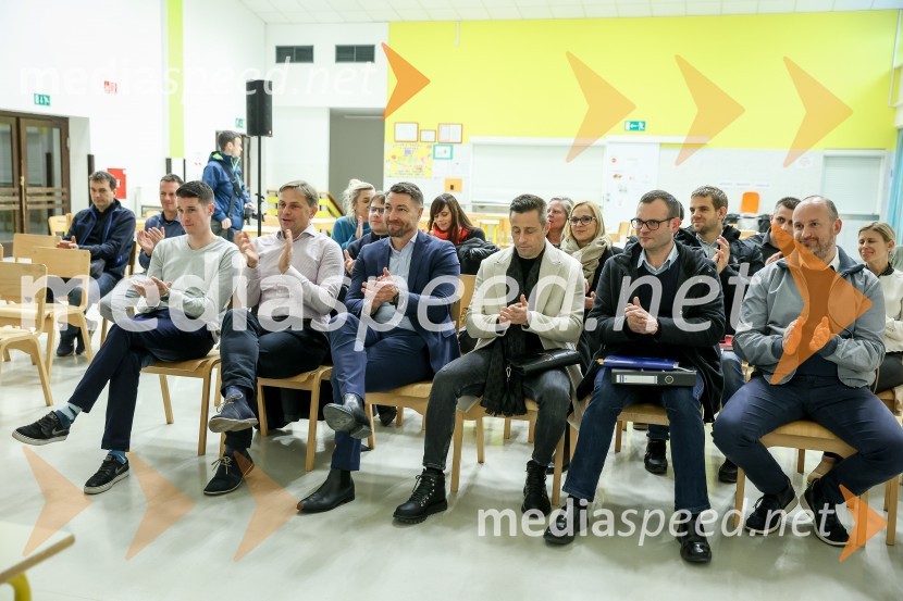  Janez Černe, podžupan Mestne občine Kranj;  ... ;  ... ;  ... ;  ... ;  ... Predstavitev pametne razsvetljave na OŠ Predoslje v Kranju