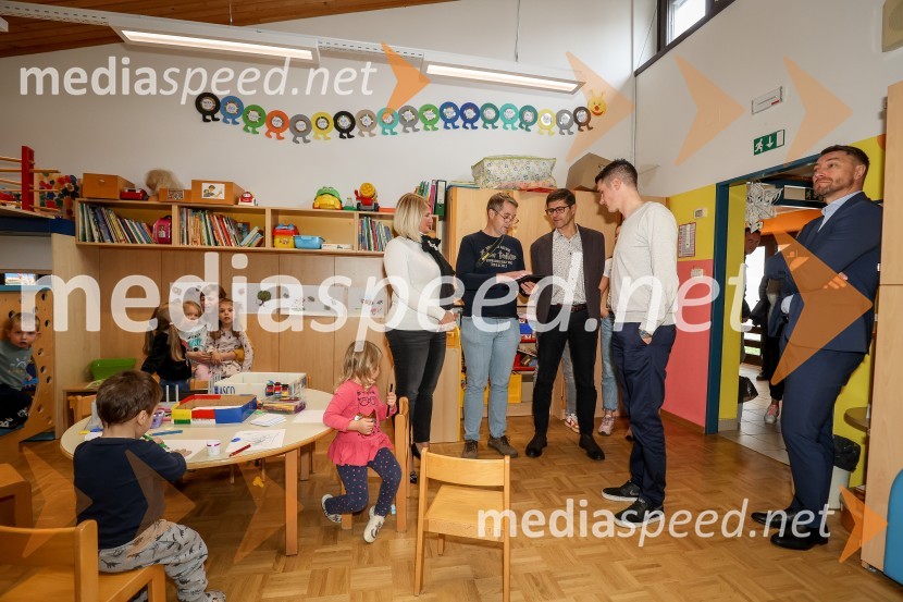  Janja Sršen, ravnateljica, OŠ Predoslje Kranj;  ... ;  Matjaž Rakovec, župan Mestne občine Kranj;  Janez Černe, podžupan Mestne občine Kranj;  ... Predstavitev pametne razsvetljave na OŠ Predoslje v Kranju