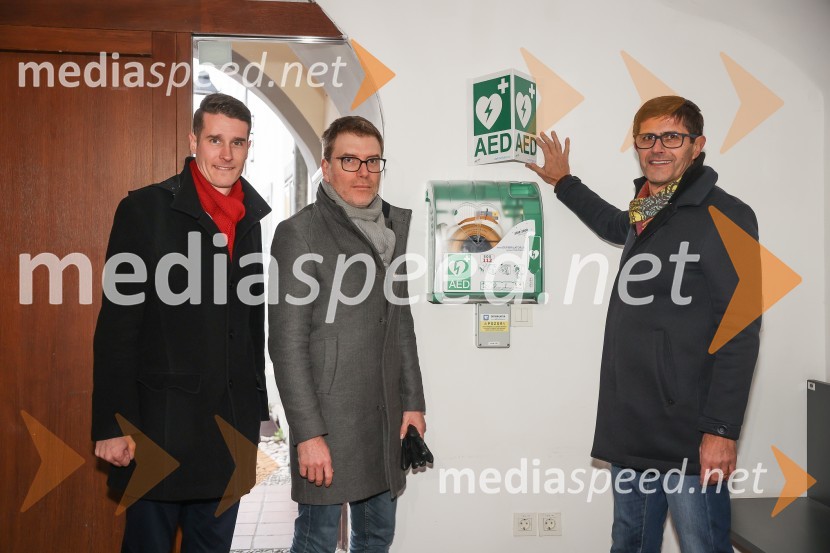  Janez Černe, podžupan Mestne občine Kranj;  ... ;  Matjaž Rakovec, župan Mestne občine KranjNa gradu Kieselstein dobili nov defibrilator