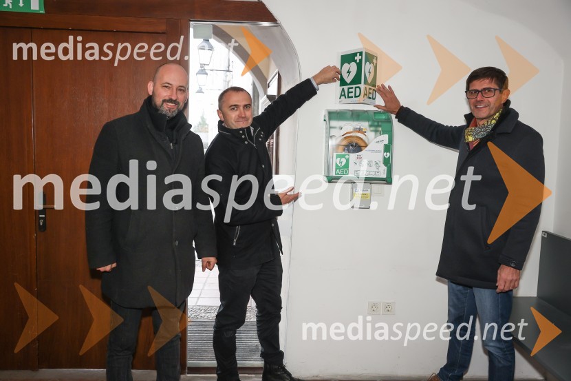  Srečko Štagar, ZTKK;  Klemen Malovrh, direktor, Zavod za turizem Kranj;  Matjaž Rakovec, župan Mestne občine KranjNa gradu Kieselstein dobili nov defibrilator