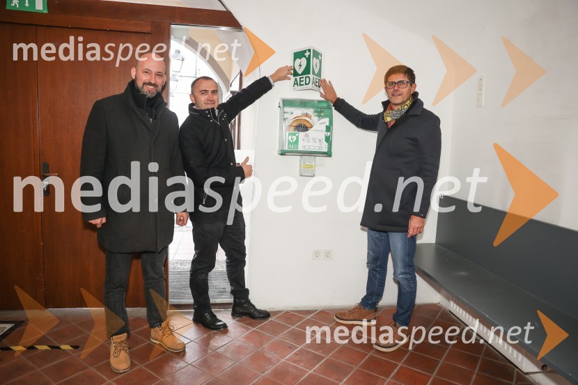  Srečko Štagar, ZTKK;  Klemen Malovrh, direktor, Zavod za turizem Kranj;  Matjaž Rakovec, župan Mestne občine KranjNa gradu Kieselstein dobili nov defibrilator