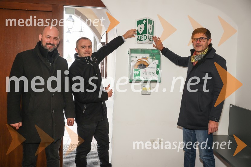  Srečko Štagar, ZTKK;  Klemen Malovrh, direktor, Zavod za turizem Kranj;  Matjaž Rakovec, župan Mestne občine KranjNa gradu Kieselstein dobili nov defibrilator