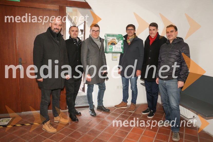  Srečko Štagar, ZTKK;  Klemen Malovrh, direktor, Zavod za turizem Kranj;  ... ;  Matjaž Rakovec, župan Mestne občine Kranj;  Janez Černe, podžupan Mestne občine Kranj;  ... Na gradu Kieselstein dobili nov defibrilator