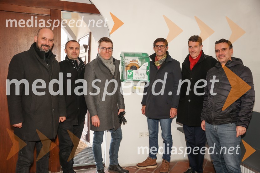  Srečko Štagar, ZTKK;  Klemen Malovrh, direktor, Zavod za turizem Kranj;  ... ;  Matjaž Rakovec, župan Mestne občine Kranj;  Janez Černe, podžupan Mestne občine Kranj;  ... Na gradu Kieselstein dobili nov defibrilator