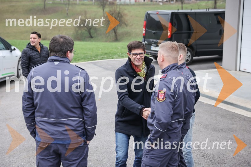  Matjaž Rakovec, župan Mestne občine KranjProstovoljno gasilsko društvo Besnica dobilo nov defibrilator