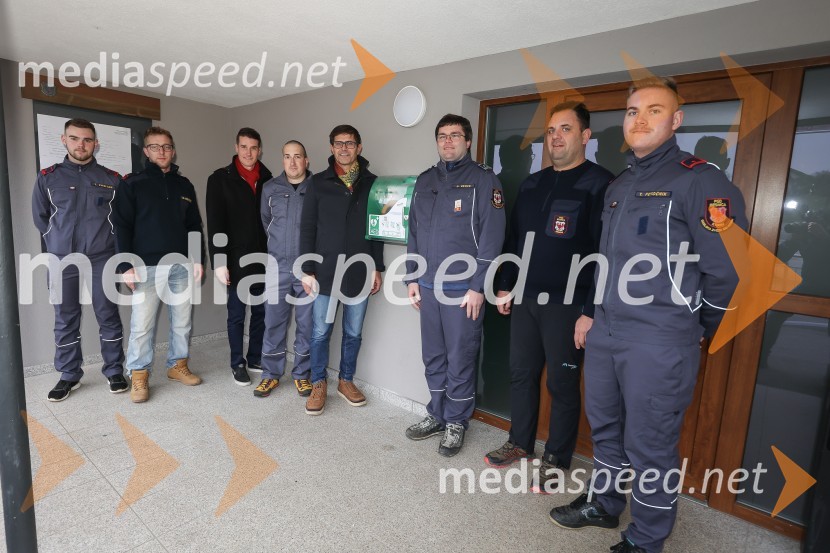  ... ;  ... ;  Janez Černe, podžupan Mestne občine Kranj;  ... ;  Matjaž Rakovec, župan Mestne občine Kranj;  ... ;  ... ;  ... Prostovoljno gasilsko društvo Besnica dobilo nov defibrilator