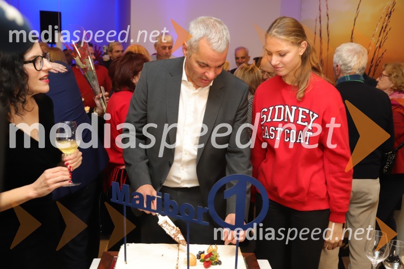  Jelka Vrečko, vodja kabineta župana MO Maribor;  Aleksander Saša Arsenovič, župan, Mestna občina Maribor;  ... Saša Arsenovič nadaljuje županski mandat v Mariboru