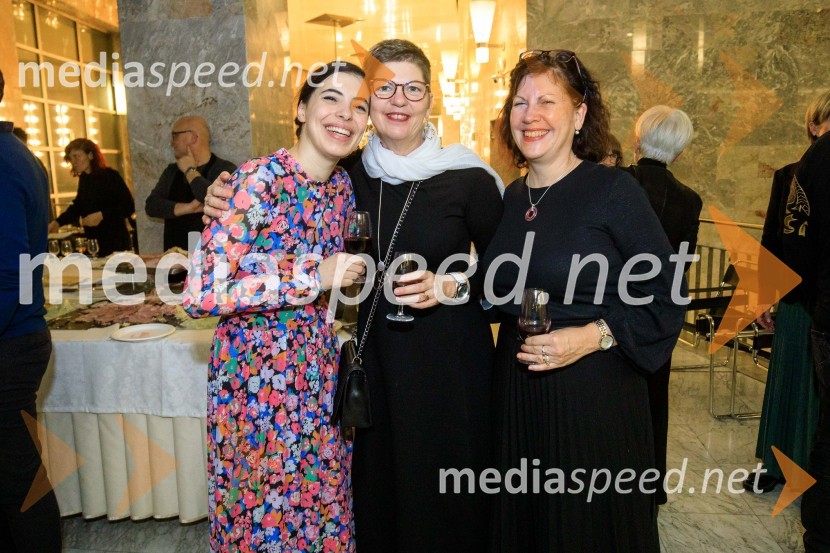  Anuša  Kodelja, igralka;  Mirjam Drnovšček, direktorica, SNG Nova Gorica;  Barbara Simčič Veličkov, organizatorka SNG Nova GoricaNenadoma, reka, premiera v SNG Nova Gorica