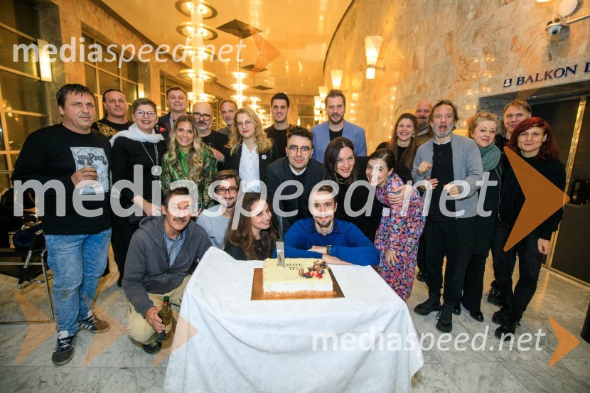  ... ;  Mirjam Drnovšček, direktorica, SNG Nova Gorica;  ... ;  Žiga Saksida, igralec;  Aleksandra Pecić Mladenović, kostomugrafinja;  ... ;  Žiga Udir, igralec;  ... ;  Tereza  Gregorič, dramaturginja;  Urška Taufer, igralka;  ... ;  Dimitrije Kokanov, dramaturg;  Jure Kopušar, igralec;  Marko Bratuš, umetniški vodja SNG Nova Gorica;  Tamara Avguštin, igralka;  Anuša  Kodelja, igralka;  ... ;  ... ;  ... ;  Valentin Pavlin, oblikovalec videa;  ... Nenadoma, reka, premiera v SNG Nova Gorica