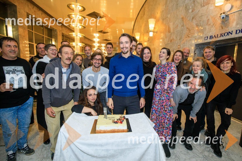  ... ;  Mirjam Drnovšček, direktorica, SNG Nova Gorica;  Žiga Saksida, igralec;  Žiga Udir, igralec;  Urška Taufer, igralka;  Jure Kopušar, igralec;  Tamara Avguštin, igralka;  Anuša  Kodelja, igralka;  ... ;  ... ;  ... ;  ... ;  Valentin Pavlin, oblikovalec videa;  ... Nenadoma, reka, premiera v SNG Nova Gorica