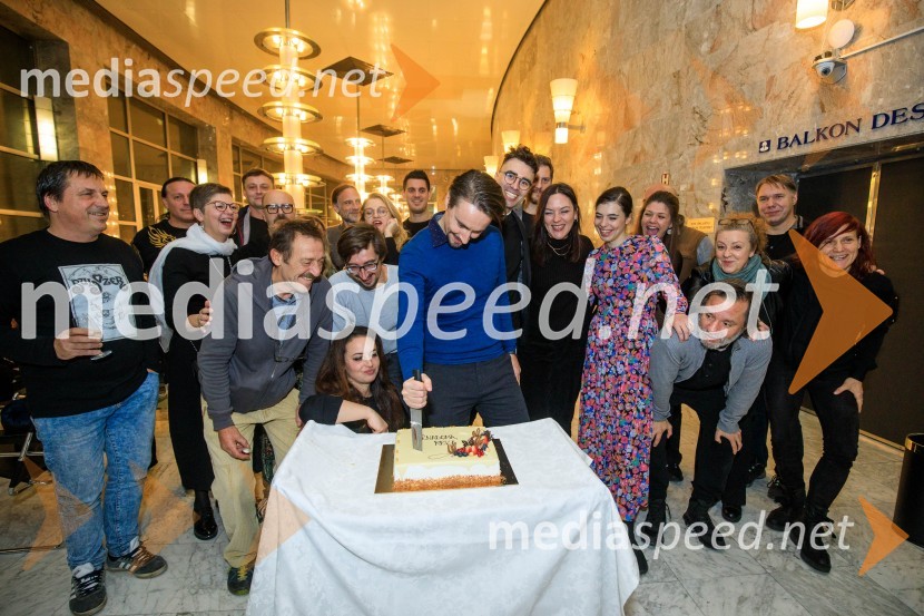  ... ;  Mirjam Drnovšček, direktorica, SNG Nova Gorica;  Žiga Saksida, igralec;  Urška Taufer, igralka;  Žiga Udir, igralec;  Jure Kopušar, igralec;  Dimitrije Kokanov, dramaturg;  Tamara Avguštin, igralka;  Anuša  Kodelja, igralka;  ... ;  ... ;  Valentin Pavlin, oblikovalec videa;  ... Nenadoma, reka, premiera v SNG Nova Gorica