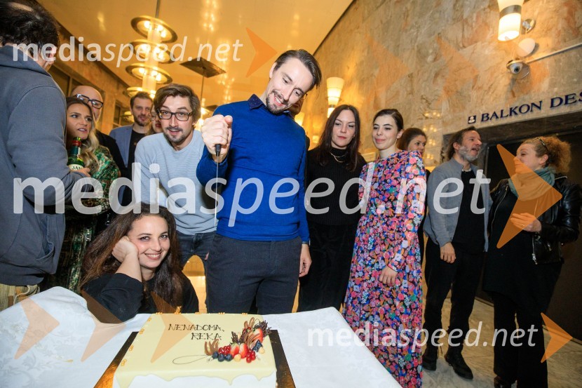  Urška Taufer, igralka;  Žiga Udir, igralec;  Jure Kopušar, igralec;  Tamara Avguštin, igralka;  Anuša  Kodelja, igralkaNenadoma, reka, premiera v SNG Nova Gorica