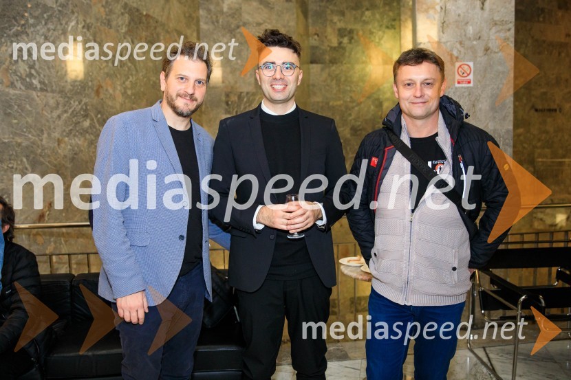  Marko Bratuš, umetniški vodja SNG Nova Gorica;  Dimitrije Kokanov, dramaturg;  Peter Srpčič, direktor, Mestno gledališče PtujNenadoma, reka, premiera v SNG Nova Gorica