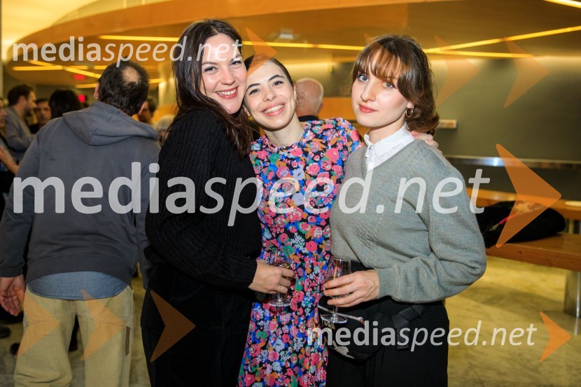  Tamara Avguštin, igralka;  Anuša  Kodelja, igralka;  ... Nenadoma, reka, premiera v SNG Nova Gorica