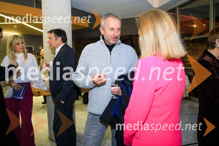  ... ;  Metka Sulič, odnosi z javnostjo SNG Nova GoricaNenadoma, reka, premiera v SNG Nova Gorica