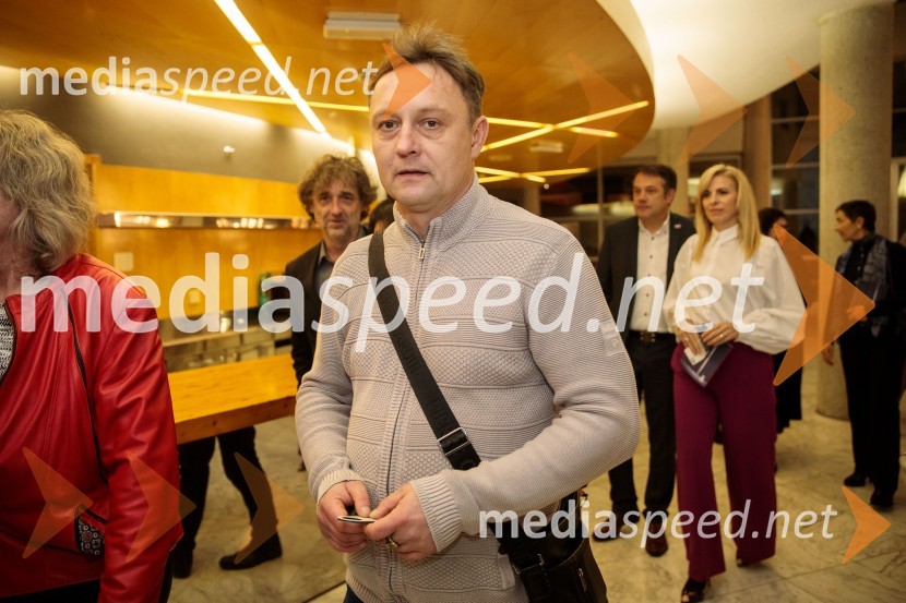  Peter Srpčič, direktor, Mestno gledališče PtujNenadoma, reka, premiera v SNG Nova Gorica