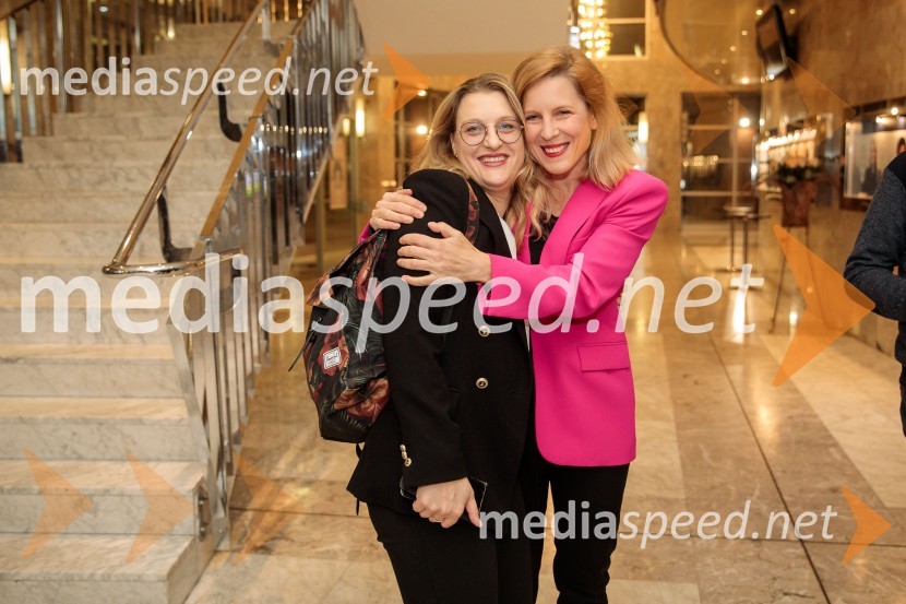  Tereza  Gregorič, dramaturginja;  Metka Sulič, odnosi z javnostjo SNG Nova GoricaNenadoma, reka, premiera v SNG Nova Gorica