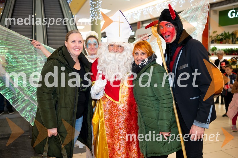  ... ;  ... ;  ... ;  Nena Horvat, vodja marketinga Citycenter Celje;  ... Miklavž obdaril otroke v Citycentru Celje, 2022