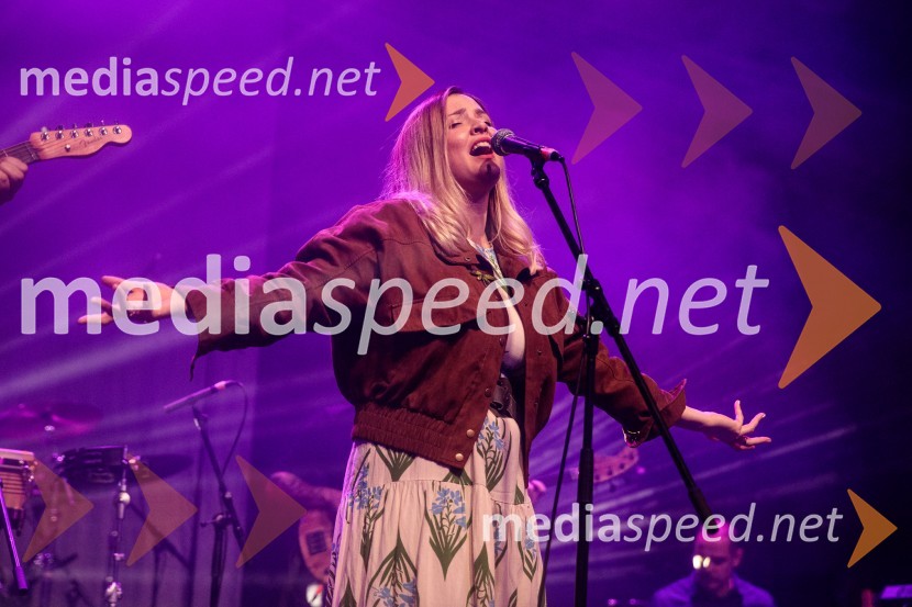  Anja  Pavlin, pevka, glasbena skupina Tretji kanuIzštekanih 10, 2022