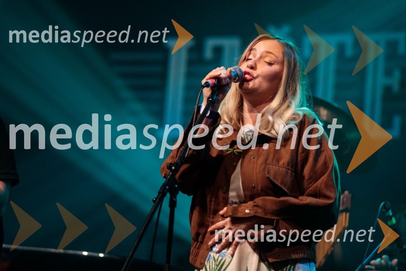  Anja  Pavlin, pevka, glasbena skupina Tretji kanuIzštekanih 10, 2022